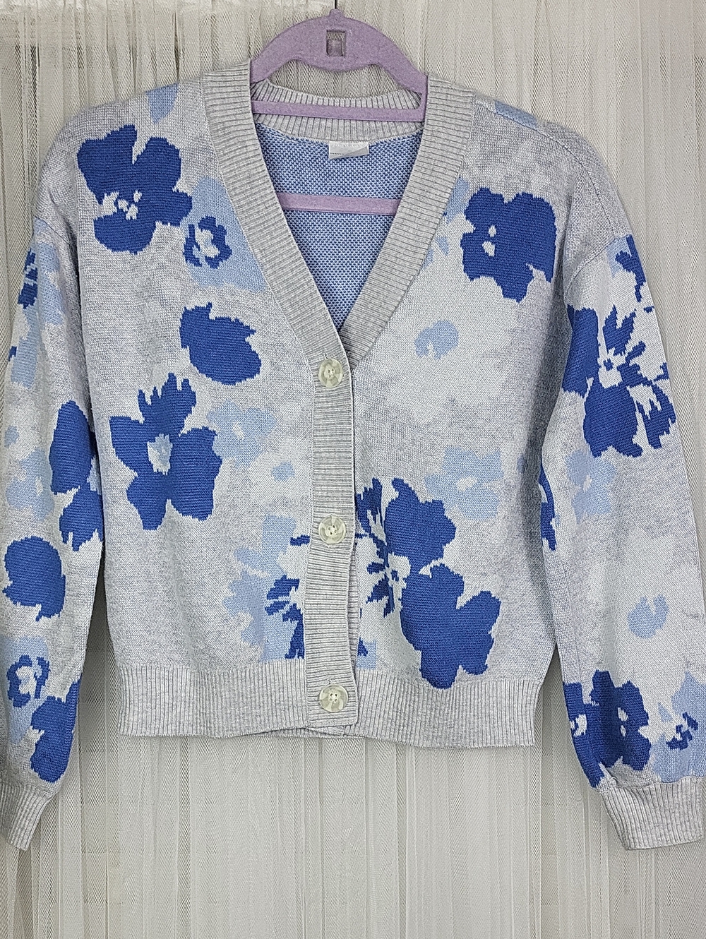 abercrombie kids Light Gray Cardigan with Blue Floral Print. Size 10-12 y.o.